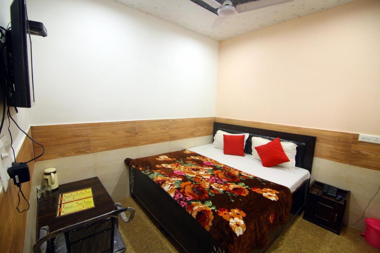 Hotel Amron45 Csandígarh Kültér fotó