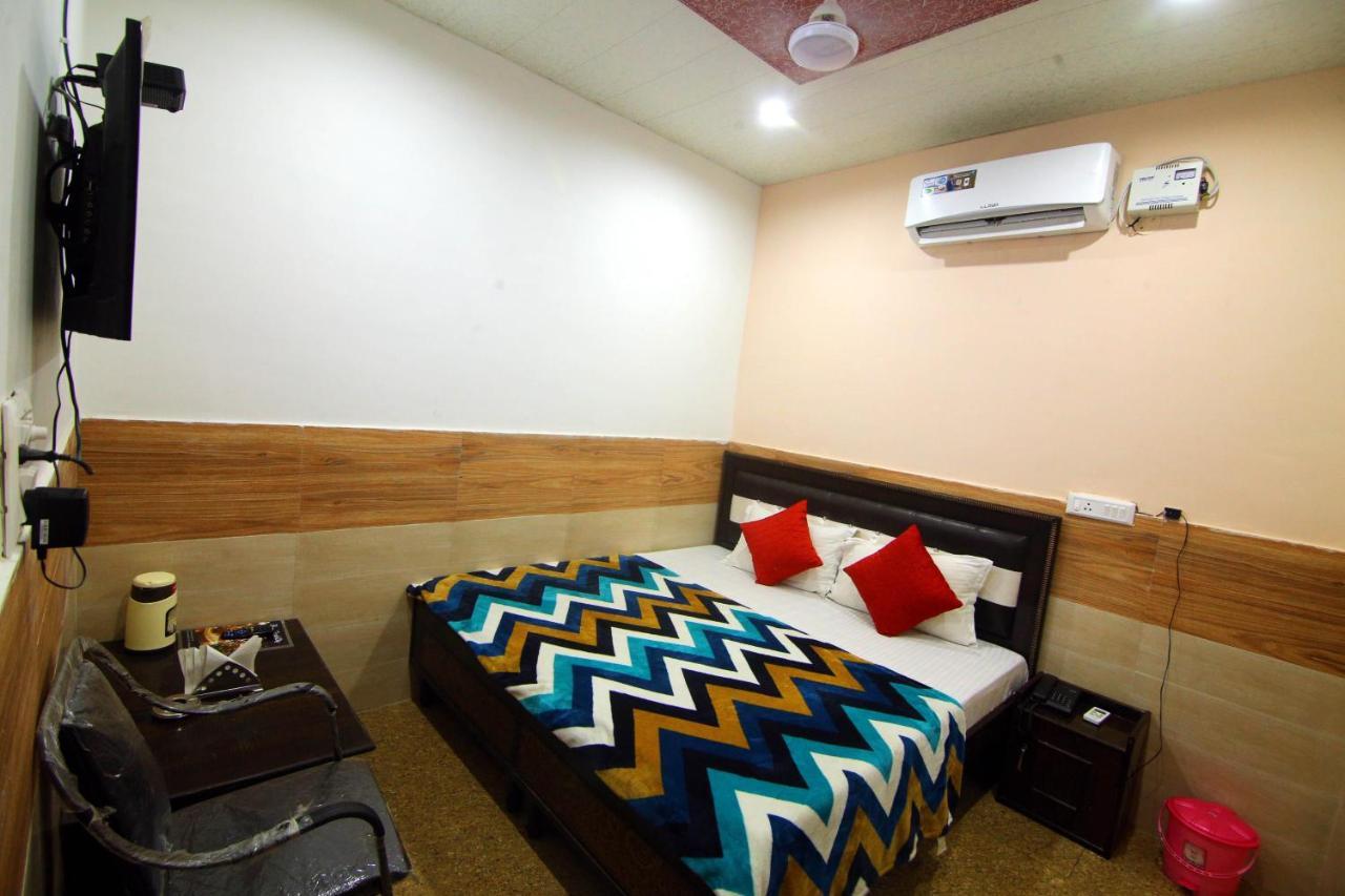 Hotel Amron45 Csandígarh Kültér fotó
