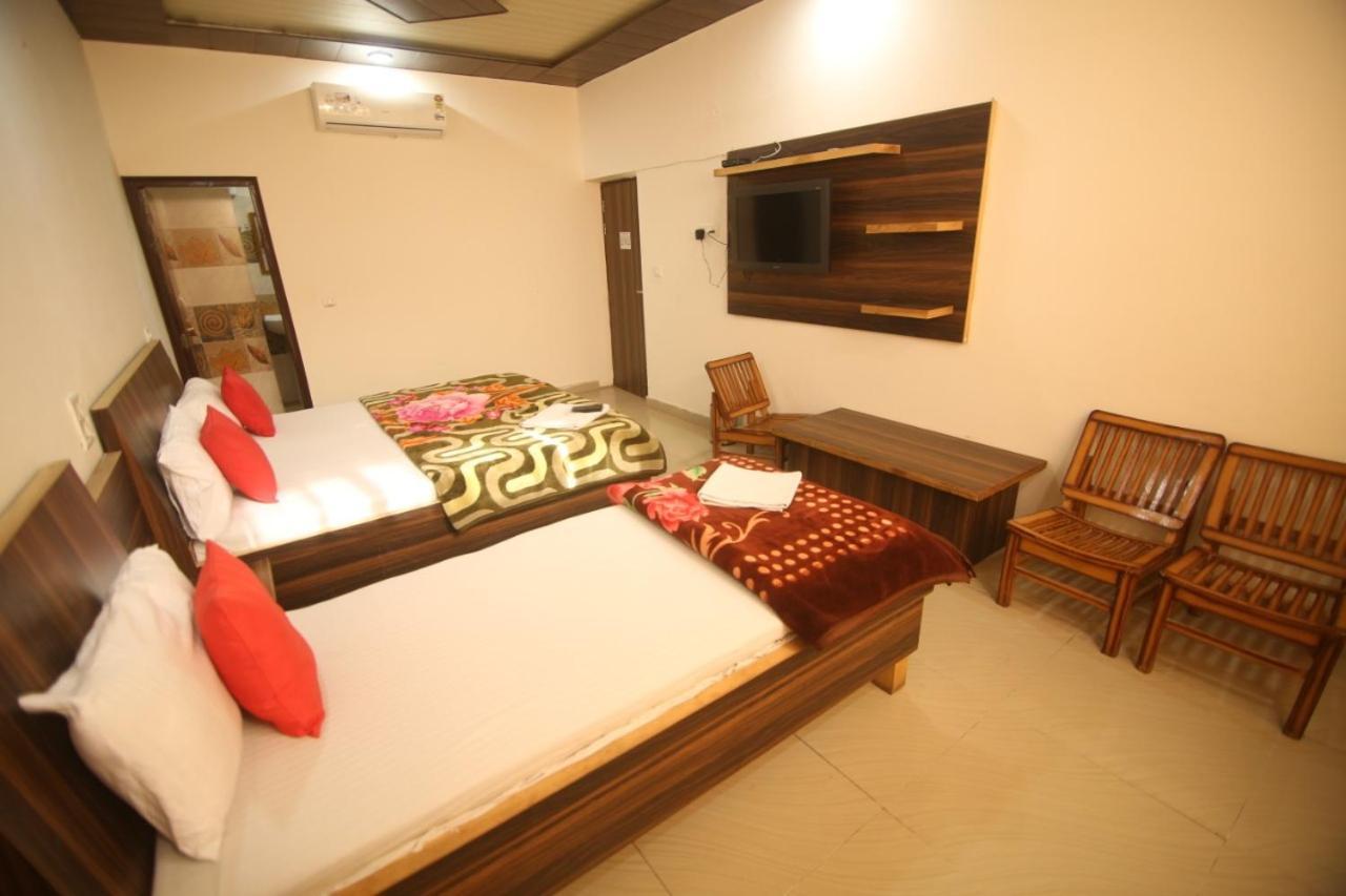 Hotel Amron45 Csandígarh Kültér fotó