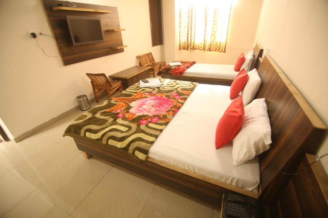 Hotel Amron45 Csandígarh Kültér fotó