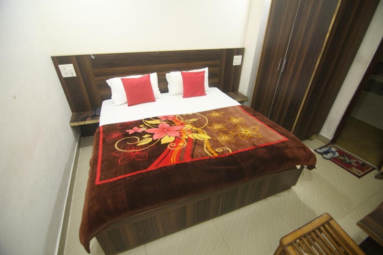 Hotel Amron45 Csandígarh Kültér fotó