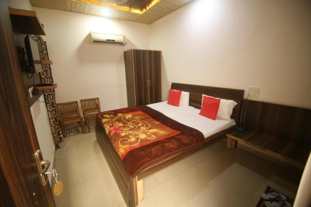 Hotel Amron45 Csandígarh Kültér fotó