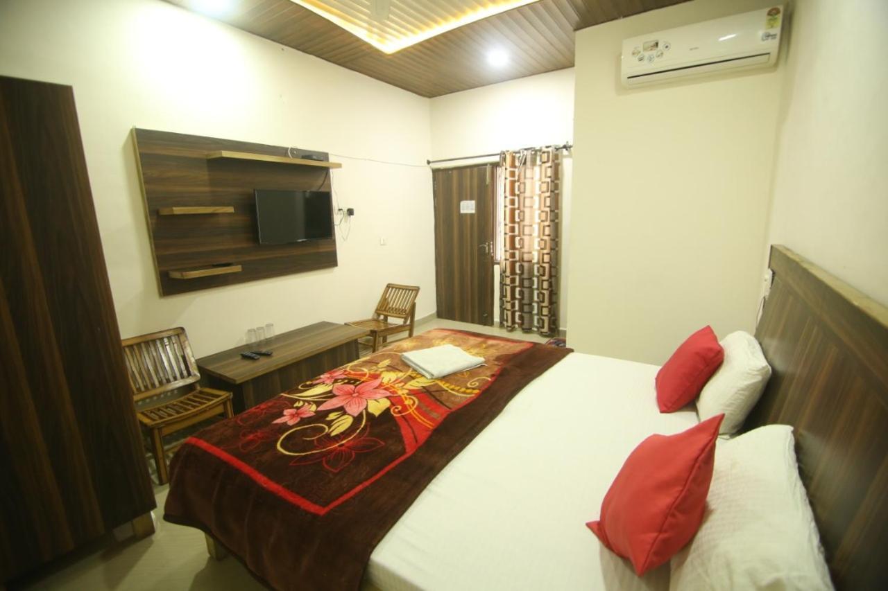 Hotel Amron45 Csandígarh Kültér fotó